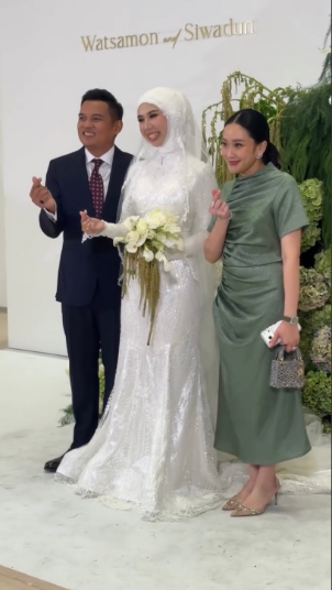 佩通坦参加朋友的婚礼，好美的千金！

虽然为泰党在新内阁中占位为0，但佩通坦没有