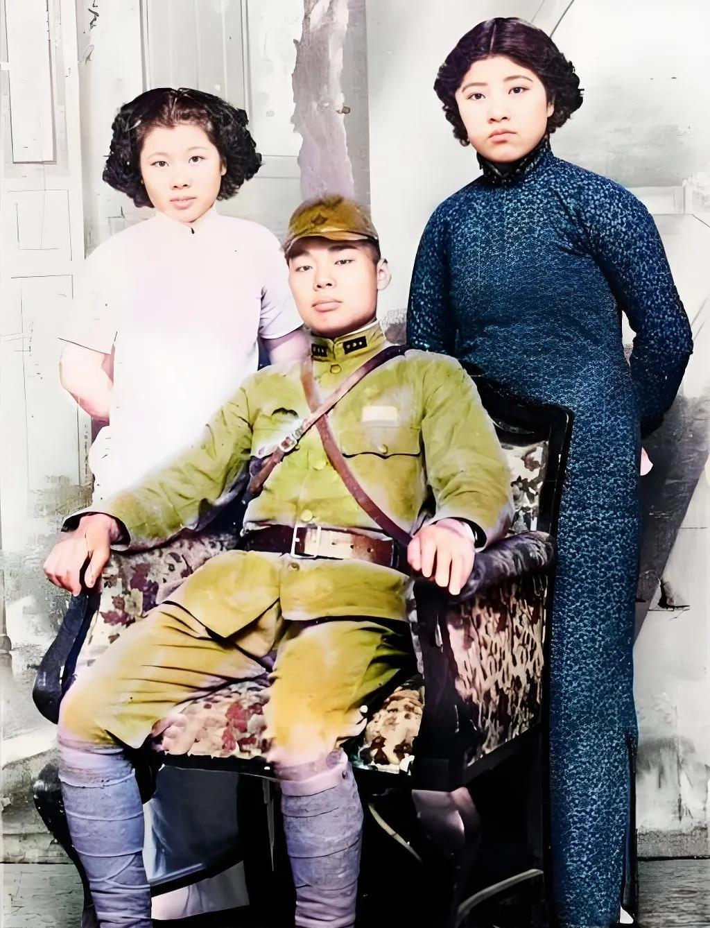 抗日战争时期，一个日本上等兵趾高气扬地坐在沙发上，两手搭着扶手，脸上充满嚣张跋扈