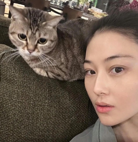 张馨予近日坦言，自己为米兰时装周努力瘦身却未达预期，虽有些小愁，但她乐观表示可以