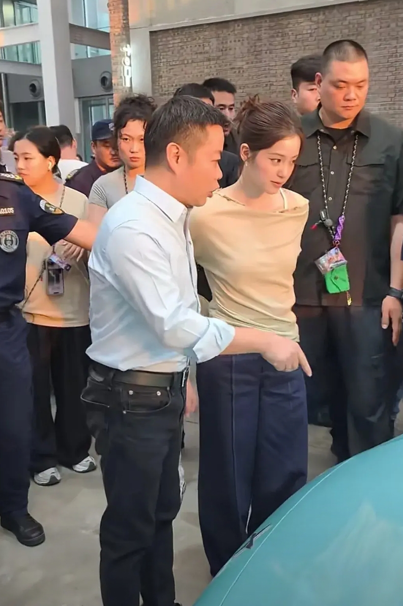 欧阳娜娜代言小鹏汽车，与老板何小鹏同框。超强阵容维持秩序，大块头工作人员手拉手、