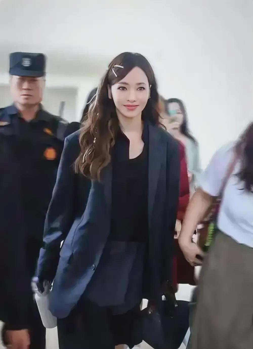 侯佩岑突然表态支持统一,这事儿闹得沸沸扬扬的,大家都在猜她到底啥意思。有人说她是