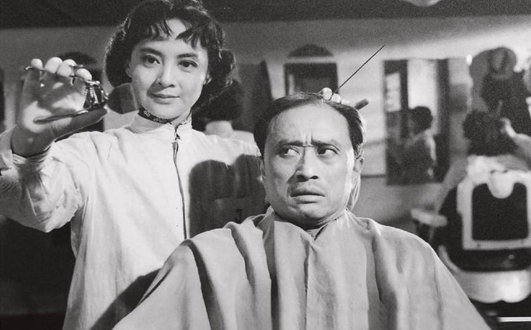 1962年电影《女理发师》剧照，王丹凤饰演的贾主任妻子华家芳与顾也鲁饰演的老赵