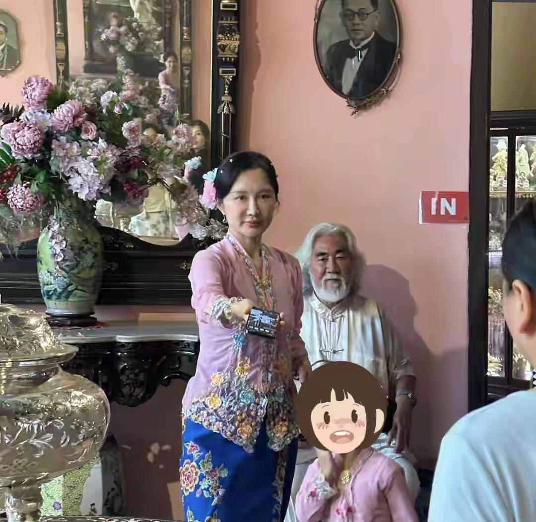 同是穿着粉衣挽着发，杜星霖虽然比杨钰莹小11岁，但她看起来明显比杨钰莹憔悴老一些