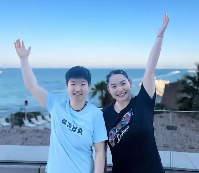 何卓佳虽然输给了蒯曼，但是你不能黑她，
她不但是孙颖莎的陪练，
她还是中国女乒赢