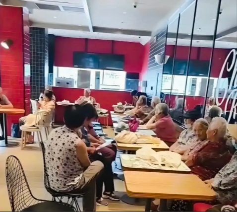 为了省那点电费，蹭空调，老人脸都不要了，应了那句话：人不要脸天下无敌！
上海的一