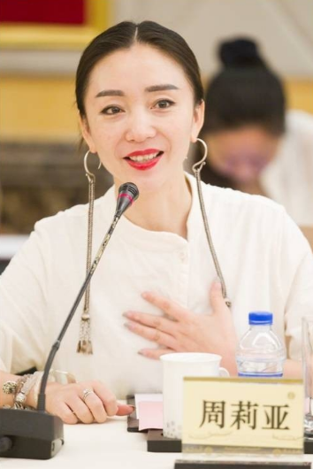 九三文艺晚会导演周莉亚的家庭背景

父母双职工，爸爸是一名建筑工程师，妈妈是一位