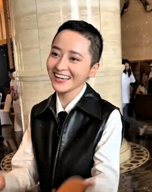 “内娱真千金”、香飘飘“富二代”蒋一侨，浪姐二公与侯佩岑组队！

蒋一侨在《浪姐