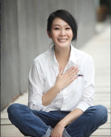 2011年，41岁的刘若英嫁给了身价过亿的钟小江。结婚当晚，刘若英提出了3个正常