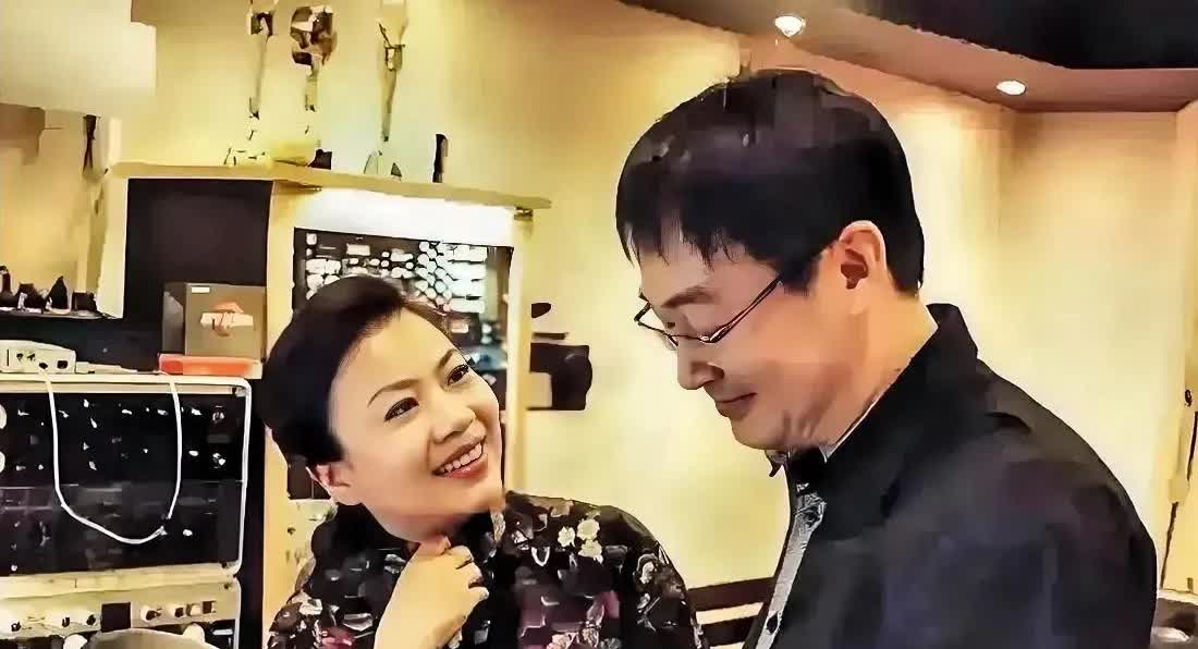 下面是著名歌唱家张也在录制作音乐中的经典表情，和她在一起的这位男士年龄应该有三十