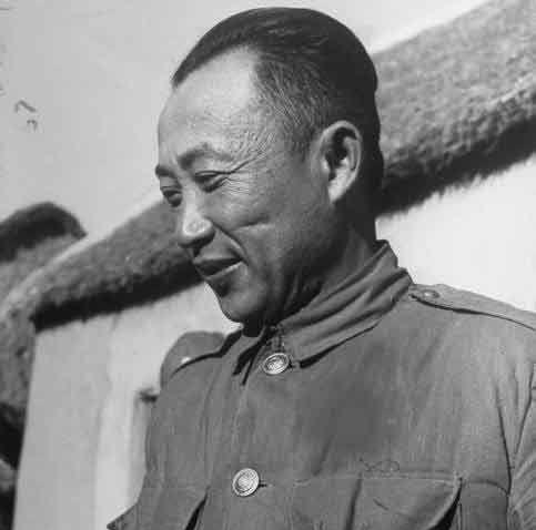 1950年，国民党中将李弥逃到台湾后，遭到弃用，他的妻子也下落不明。可就在李弥绝