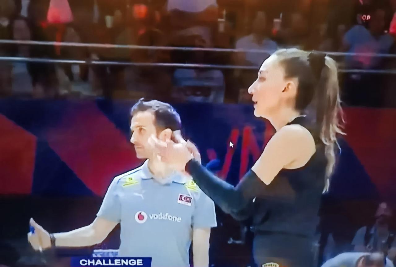 中国女排与土耳其女排的第四局在占尽优势的情况下，被土耳其实现了逆转！这一场比赛，