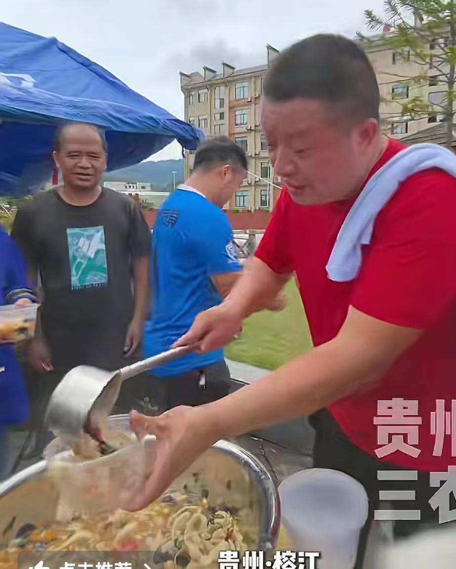 这位河南大哥真中啊，都火到央视了！
跨越1500公里，带6000份烩面，只为驰援