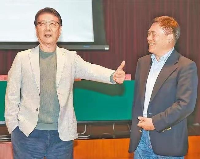 真的想不明白：他们为什么要出来选？
郑丽文在网民中的民调高达65%以上，三分之二