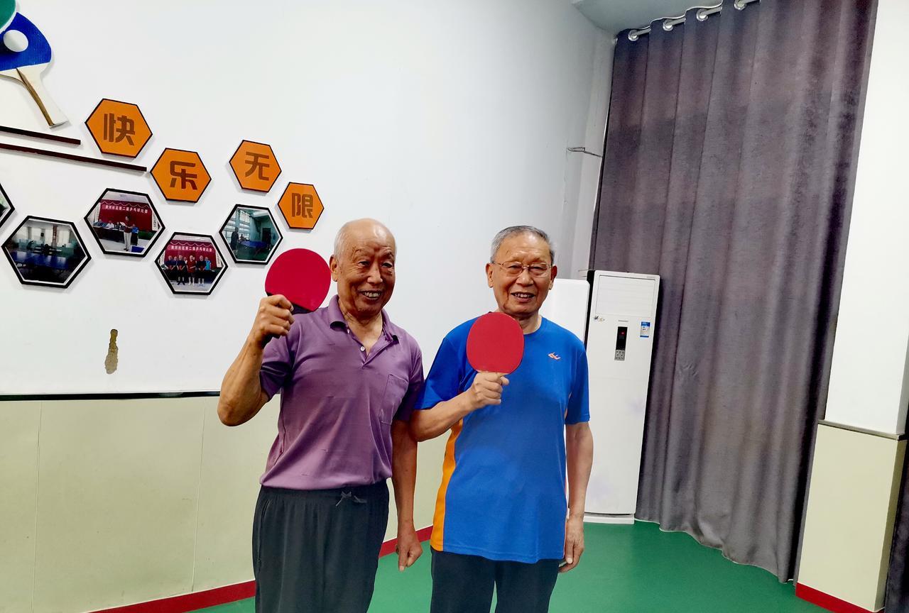 左边这位八十五，
右边这位八十六。
叱咤球场几十载，
耄耋之年竟风流。
此生有个