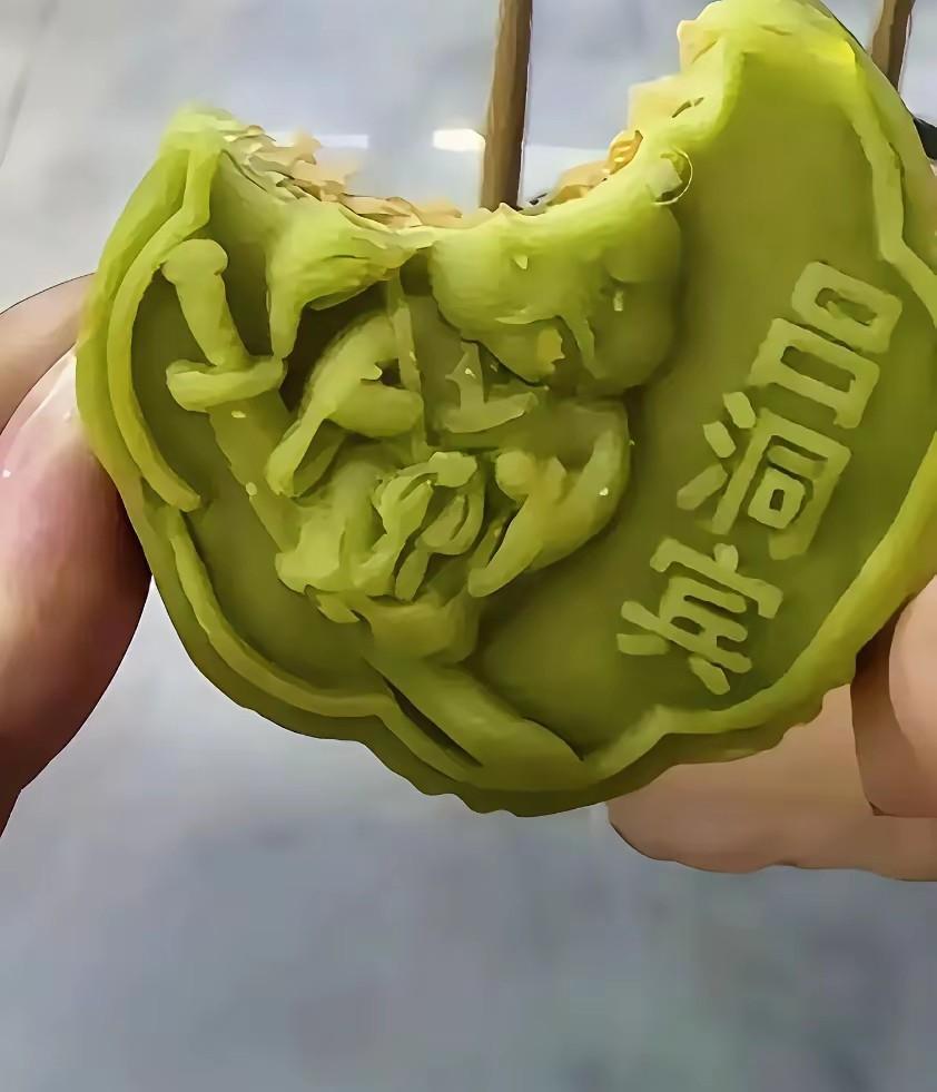 中秋节快到了，朋友送了我一盒月饼。傍晚感觉有点饿就拿出一块刚咬一口，发现月饼上印