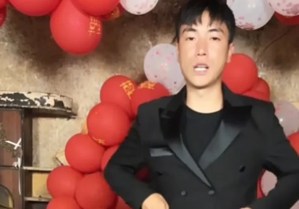 哇塞，小杨已经好了，在直播买礼服呢，太好了，终于小菠萝有个正常的爸爸了，跟小郭一