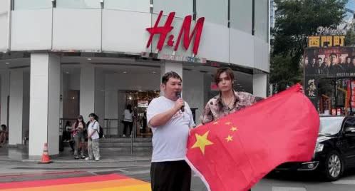 日本人举着中国国旗到台北示威：“台湾是中国的”！了解内情后不吃惊
 
据日媒