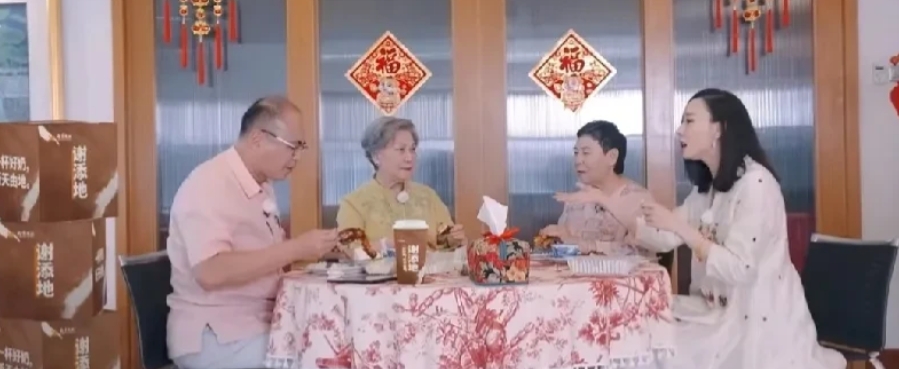 胡静和朱兆祥的爱情故事，宛如一部浪漫的爱情电影。2005年，胡静因电影宣传在马来