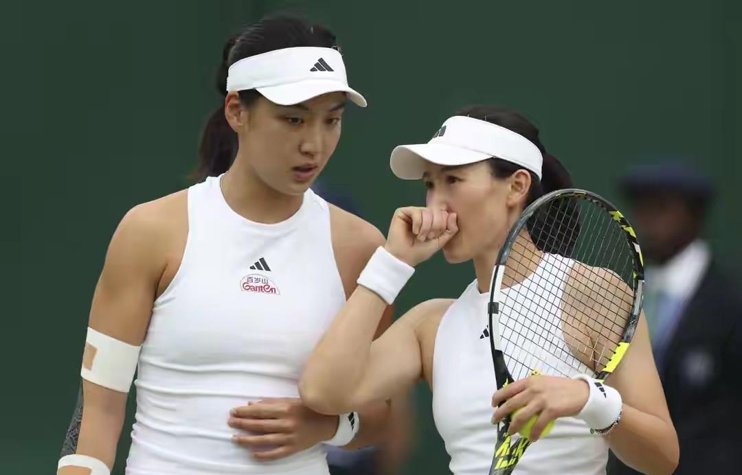 0：2，王欣瑜女双首轮止步。
         王欣瑜搭档郑赛赛今天温网再战女双