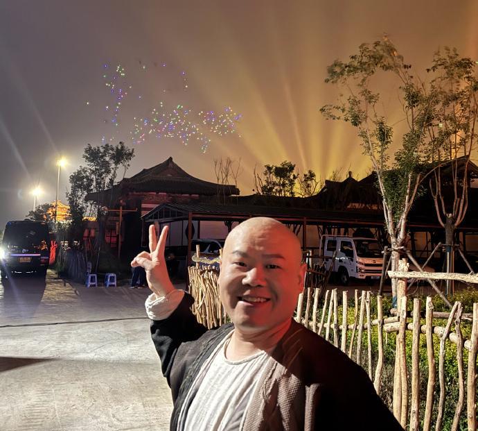 岳云鹏中秋节请全剧组涮火锅，王九龙请全剧组赏月，这哥俩算是平手了。前段时间，岳云