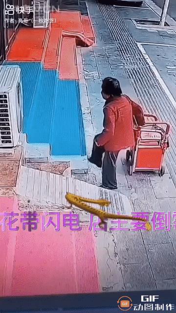 一老太太推着车路过一家店铺门口时，瞧见有几根电线垂落下来。她贪心顿起，全然不顾自