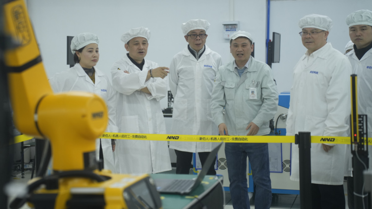 “机器工人派遣服务商”新佰人第100台机器工人上岗