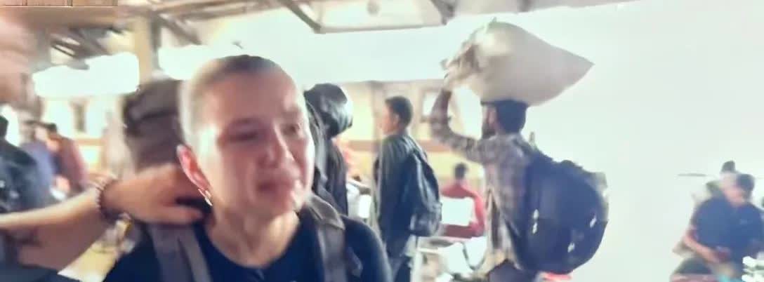 那个吐槽中国的英国网红在印度崩溃啦！[吃瓜群众]

英国的一位女性旅行博主刚