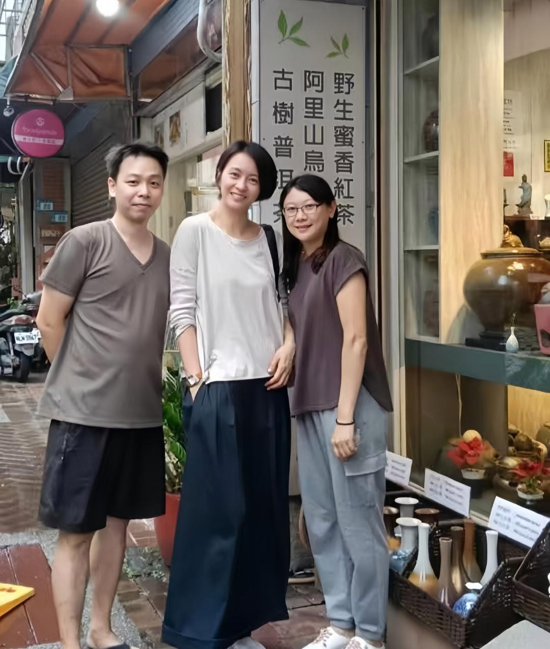 49岁梁咏琪现身重庆，她的状态太好了，看起来好年轻，女明星和普通人果然有壁！