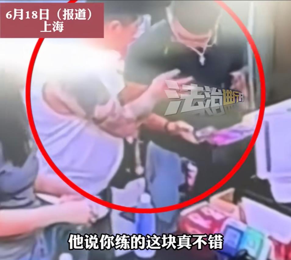 男人在外面也要保护好自己！
这不，6月15日凌晨，上海一男子半夜在便利店买东西，
