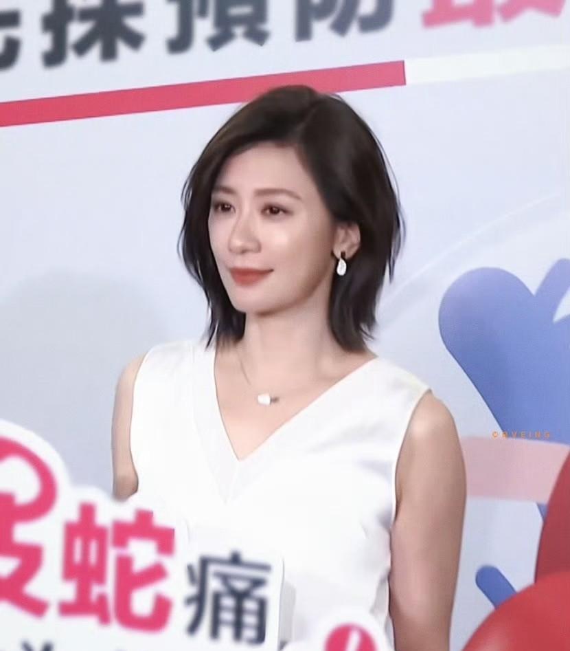贾静雯这身白套装真是绝了！
一出来整个屏幕都亮了，又温柔又干练，完全是她这个年纪
