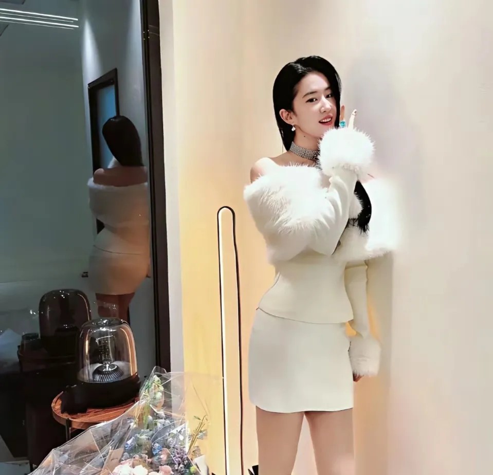 刘亦菲本想晒照炫耀自己减肥成功了，谁知道后面的镜子出卖了她。

所以，谁说刘