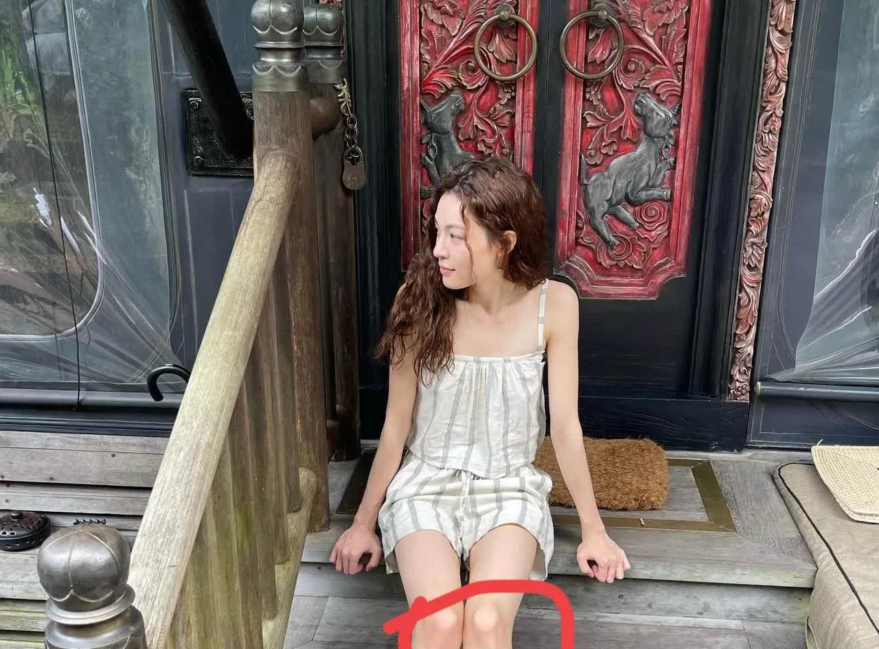 钟楚曦太瘦了，膝盖骨都很明显了！