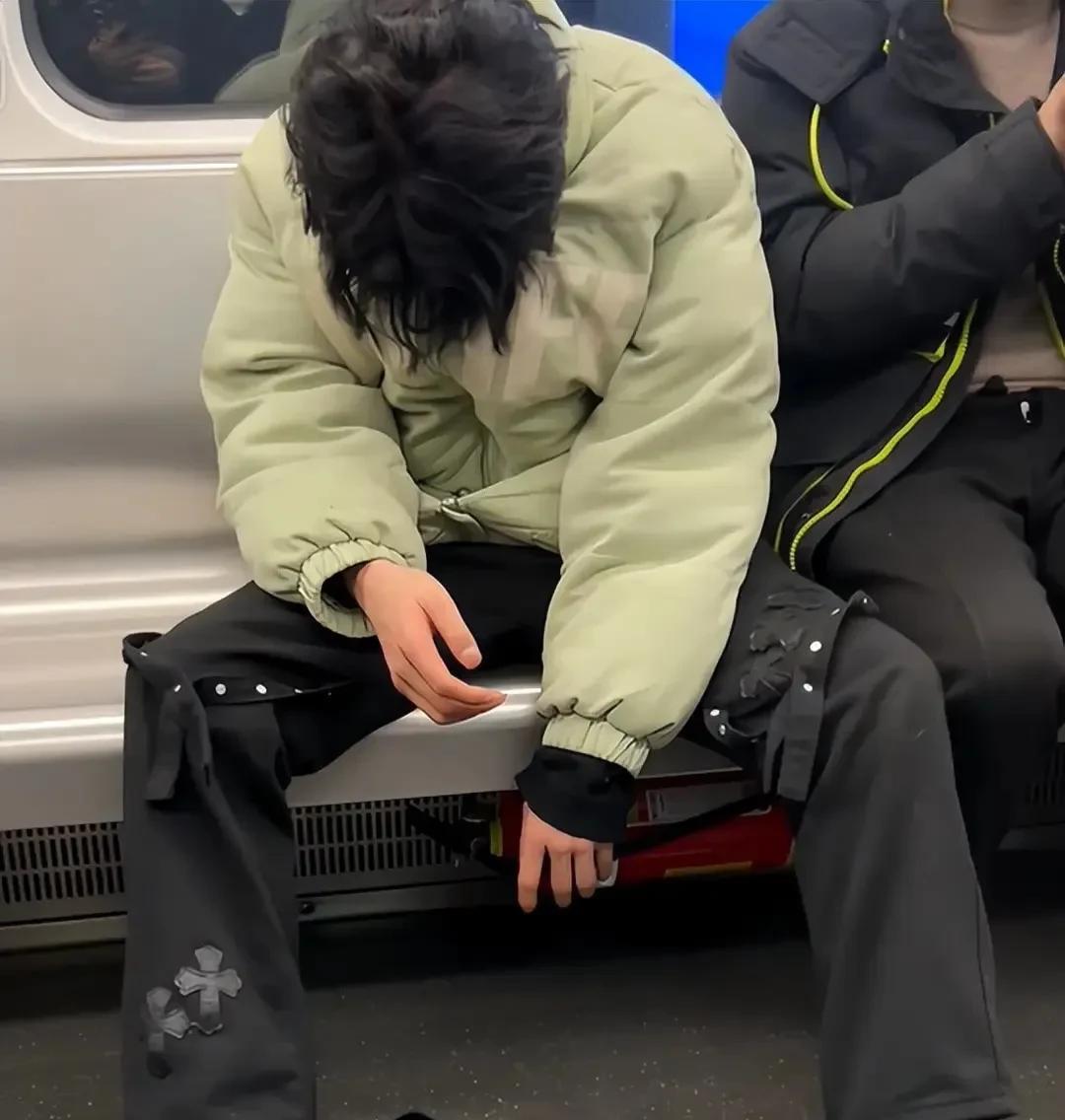 江苏南京，男子从电动车上下来时，手机从口袋中掉出来。这一幕刚好被经过的路人看到，