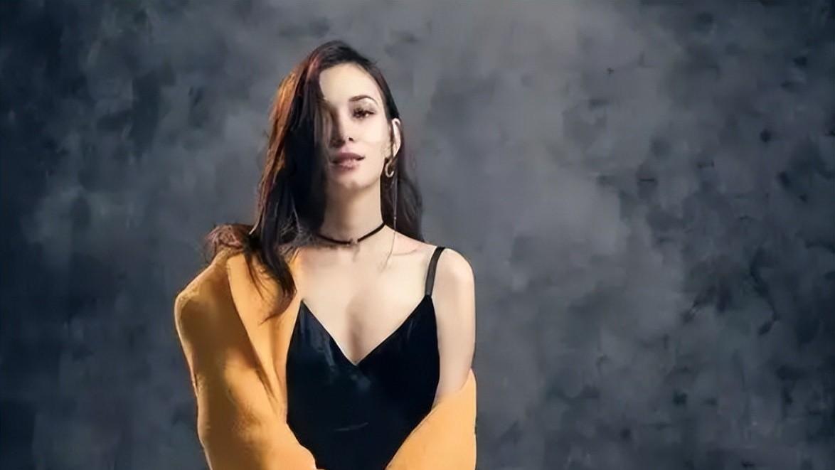 北京这晚，“一线明星”卢靖姗的站位，把人情冷暖体现得淋漓尽致