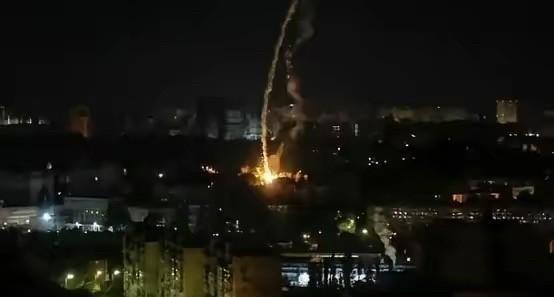 俄军最近一次夜袭基辅，本来是冲着军事设施去的，没想到炸出个意外收获，几枚"匕首"