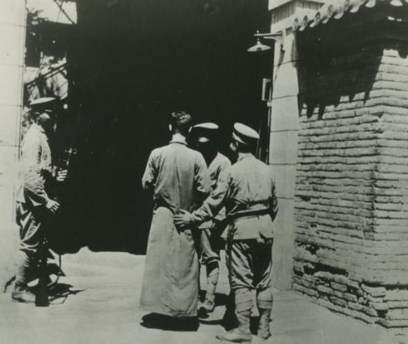 1940年，一侦查员被伪军围捕。情急之下，他跑到一户人家门口，哀声请求道：“大娘