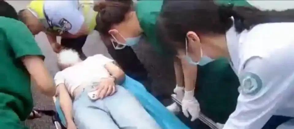 杭州一女子在高速自驾，突然感到身体不适，便立即找到一个应急车位停车，在意识模糊前