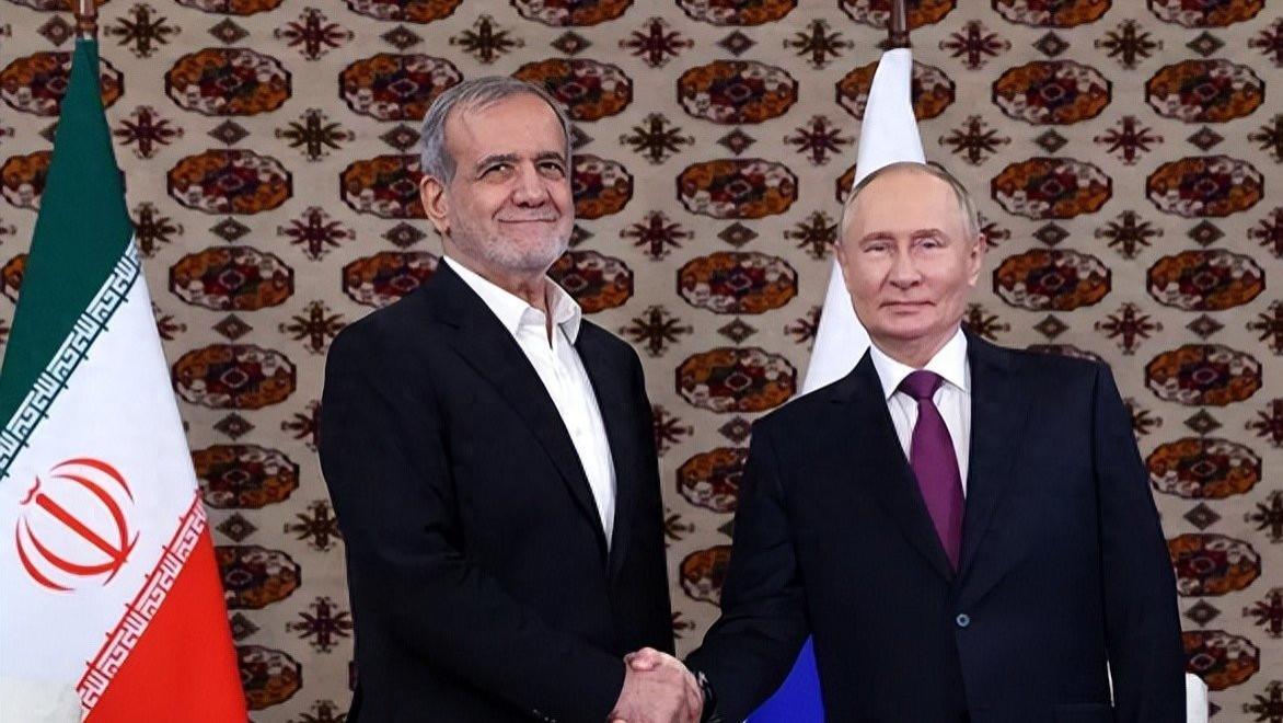 普京会见伊朗总统，落座环节现微妙，普京未先入座，众人静待