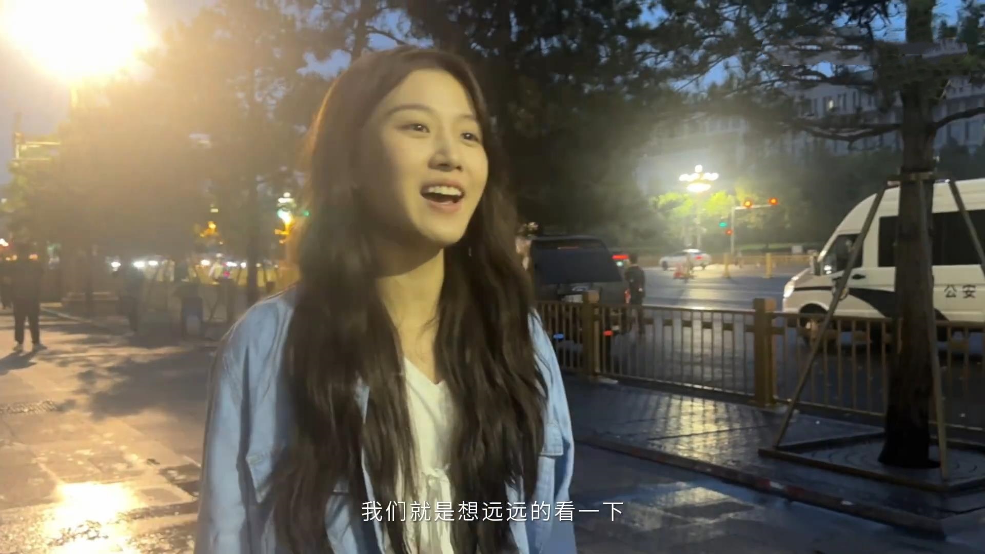 卢昱晓凌晨五点半去天安门看升旗，昏暗的灯光映衬出她的美！
国庆节，卢昱晓凌晨五点