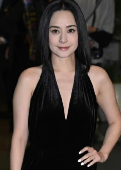 44岁体重直逼150斤的阿娇才明白
女人的美丑和胖瘦毫无关联……
阿娇即便胖了，