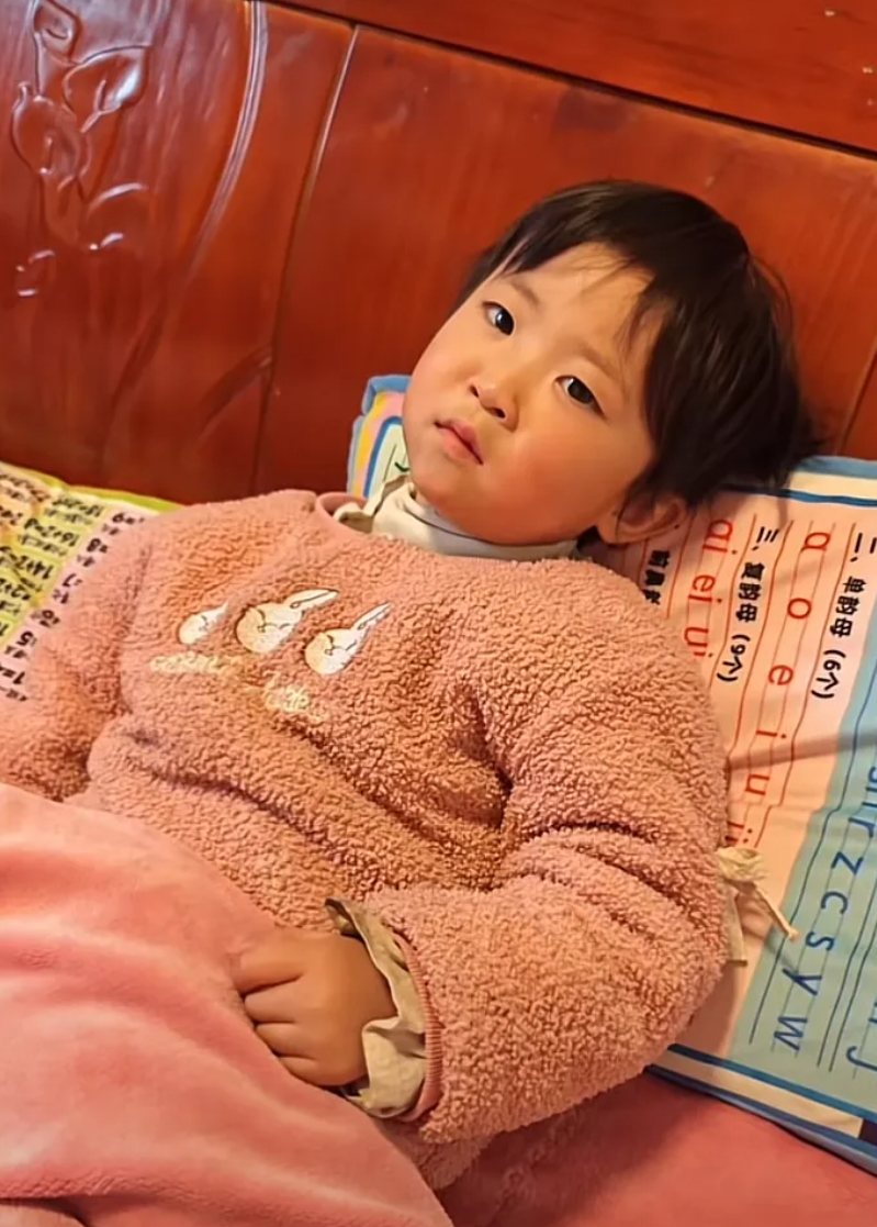 河南3岁忘喝孟婆汤的小满，总是躺在床上 连头不想抬起来，打着哈欠，眼睛半闭半睁，