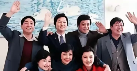 后排就认得出姜昆，赵忠祥，马季，前面坐着的有陈思思，右边的是姜黎黎，而坐在中间美