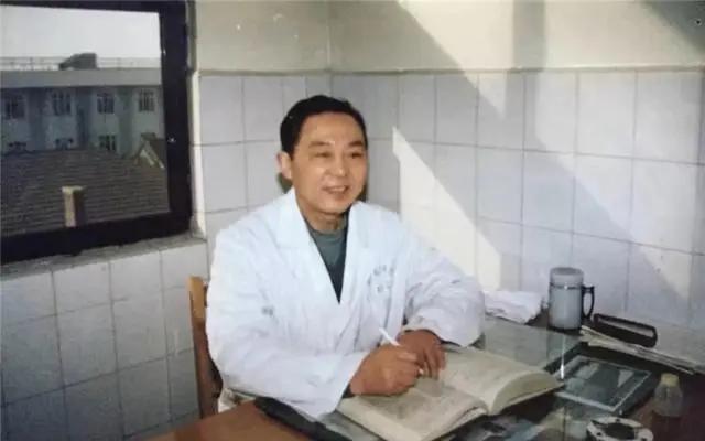 1970年，徐州医学院附属医院一位医生趁妻子不在，冒死服用4克剧毒曼陀罗花，所有