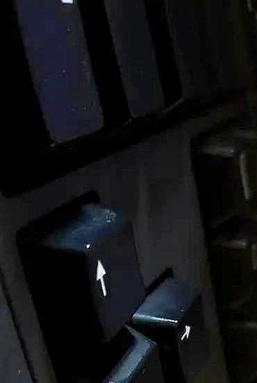 汽车里的AC键，很多人都以为只是用来制冷，其实它的作用可不止于此。

车里坐