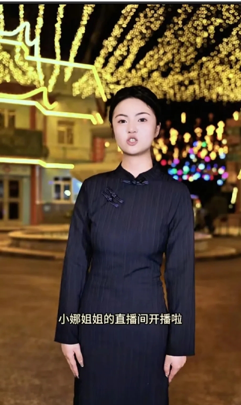 6月14日小娜姐姐的直播间开播，小凤将会穿旗袍？更加期待了。
韦籁不在深圳，找直