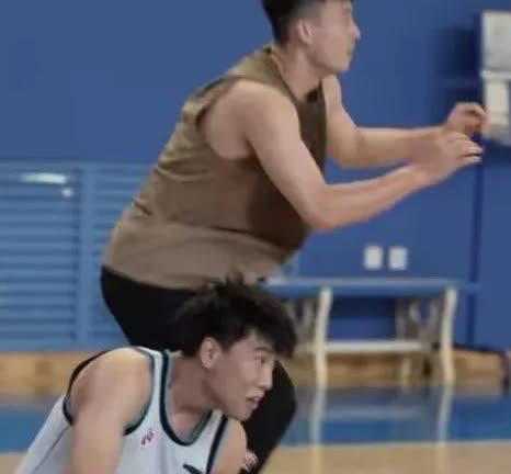 杨鸣这招太狠了！美国溜达一圈回来，直接掀了训练场桌子。
什么超级外援？根本靠不