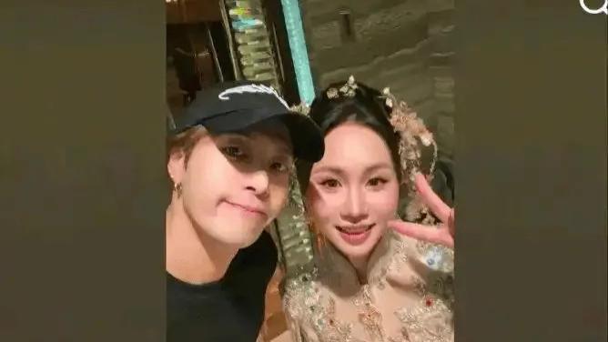 结婚当天新娘和王嘉尔合影后喊“真老公”，王嘉尔称对事件后续表示遗憾