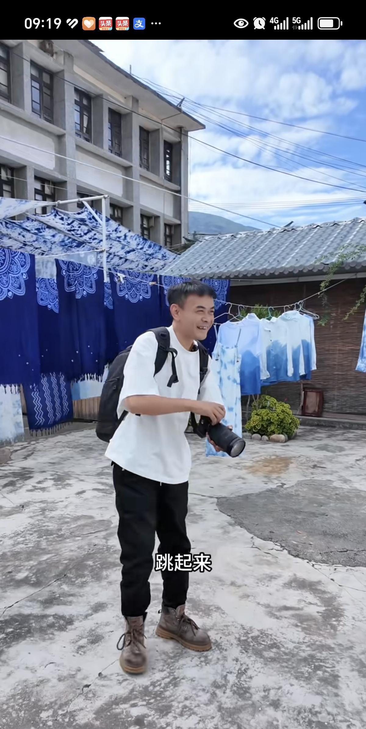 向晗带朋友去扎染。
向晗找了个扎染的地方，带朋友去体验下。
感觉向晗找的这地方有