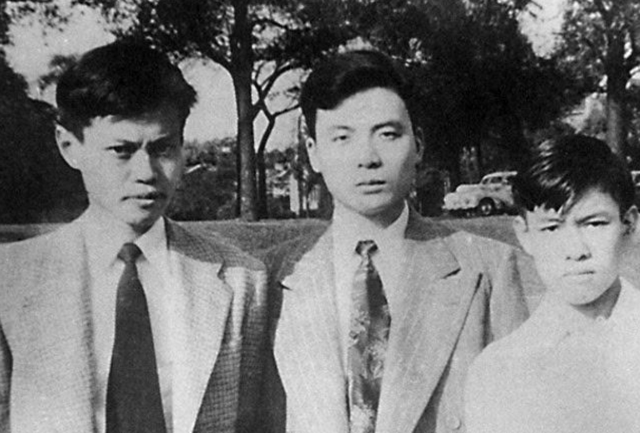 1986年，杨振宁特地从美国赶回，看望身患癌症晚期的邓稼先。在谈话中，他问道：“