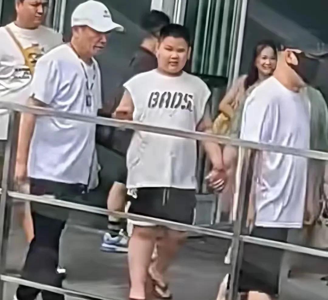 名人就是“露脸”，把“脸”包起来（下图）你还能认出来吗？
有人认出来拍下照片，原